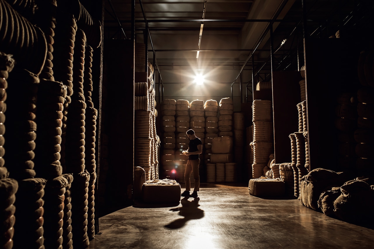 カシミヤの原毛の収納袋が保管されている工場内の倉庫。