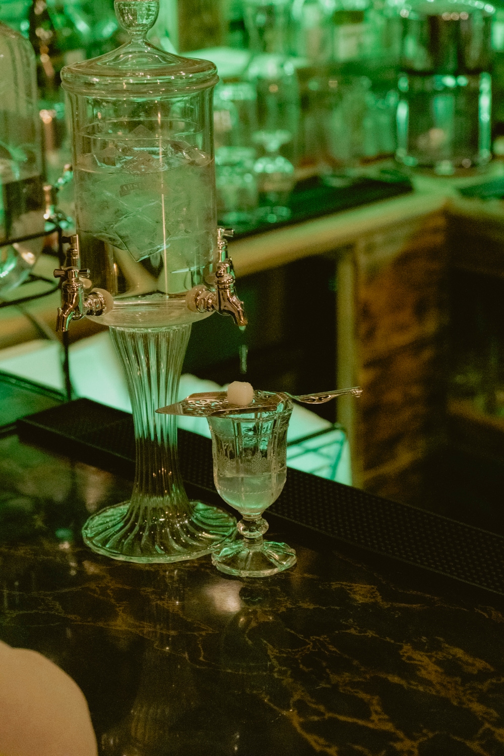 野沢温泉の湧き水を使用した富井蒸留所の「マッドサイエンティスト アブサン」はグリーンフェアリーの看板。