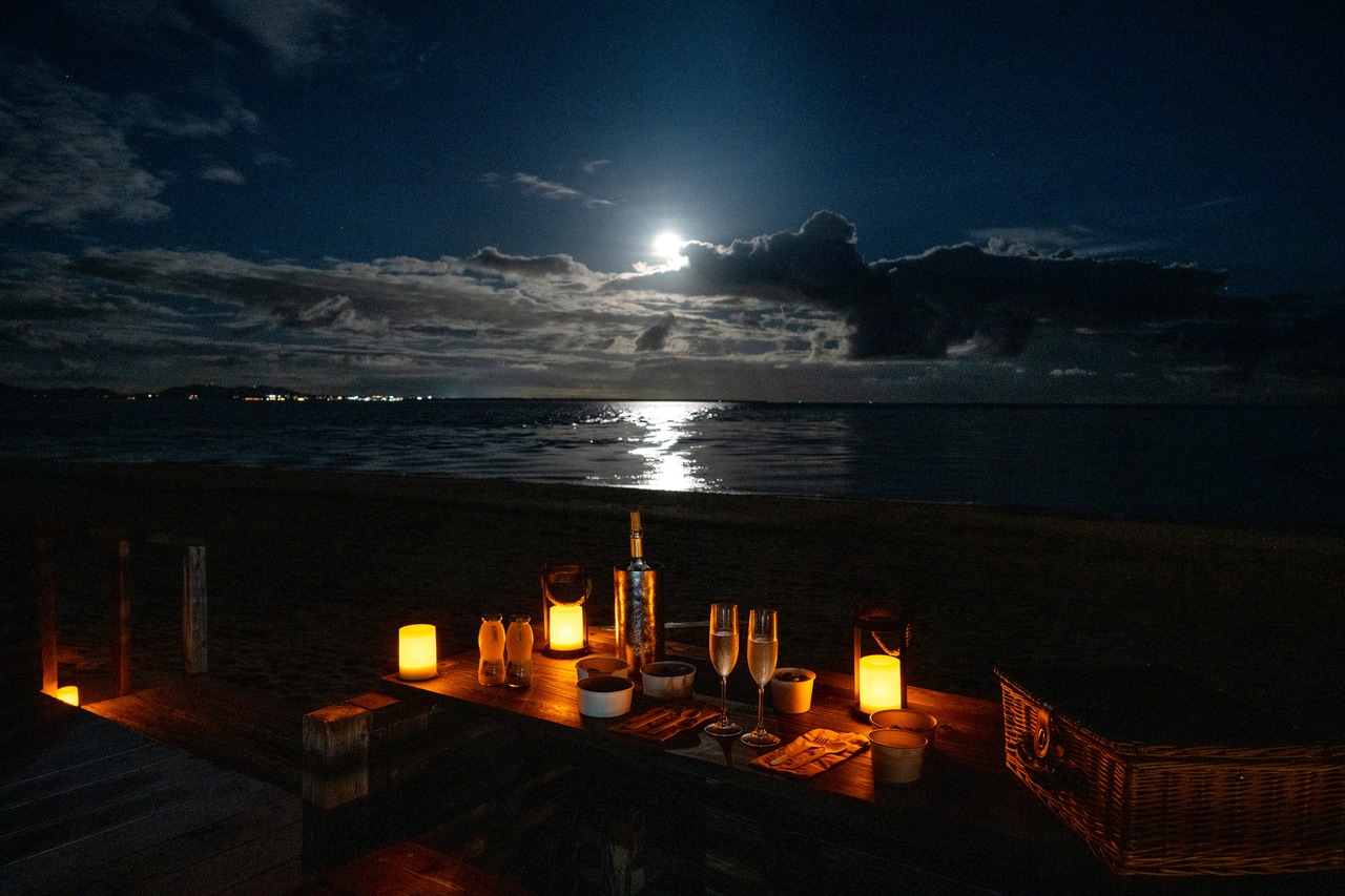 ビーチで夕食を楽しむ「ティンガーラナイトディナー」。