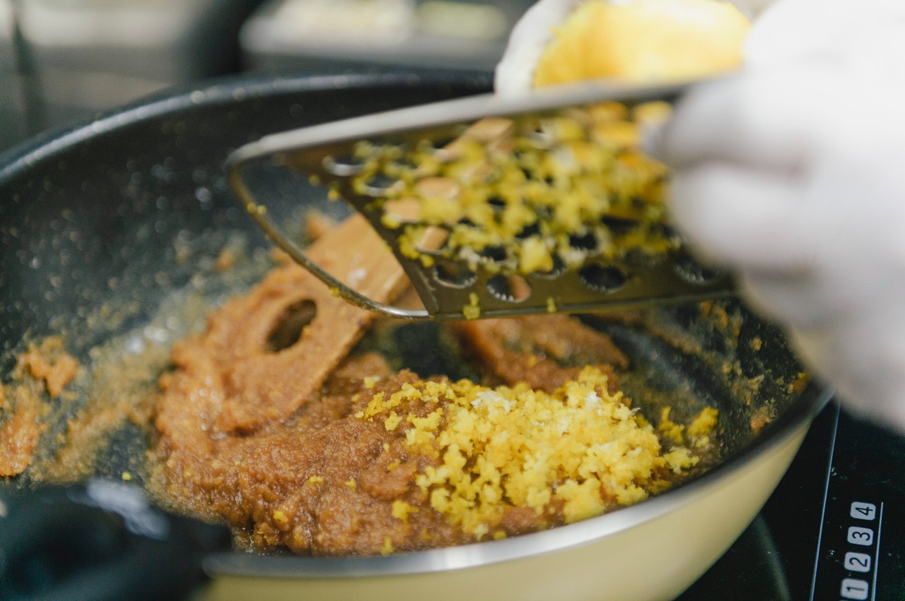 佐渡で採れたゆずの皮をすりおろし、味噌と和えたゆず味噌。こっくりした味噌にゆずの爽やかさが相まって、野菜につけていただくと良いアクセントに。