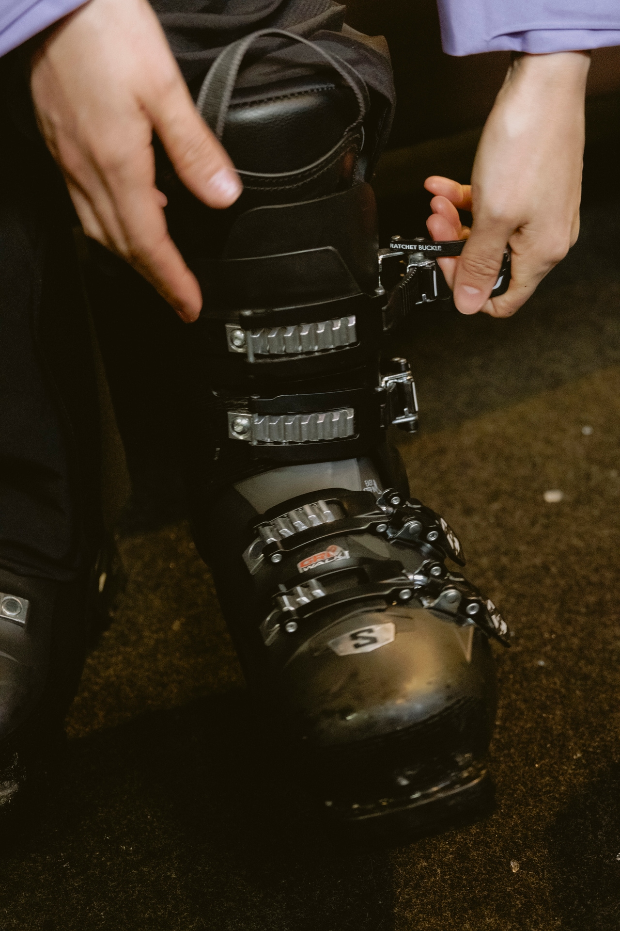 スキーブーツは足全体がしっかりとホールドされるものを選ぼう。履きなれないからこんなもんかなと思わず、ショップの人に質問しながらしっかりフィッティングをすることが大事。