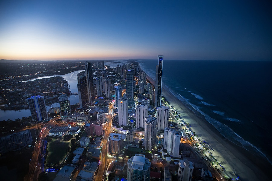 キラキラのイルミネーションが海辺に広がるゴールド・コーストの夜景。photo:Tourism Australia