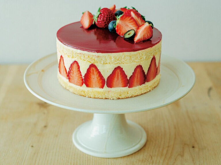 フラットだからホールケーキも載せやすい。