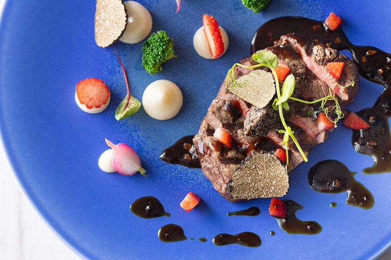 「ORIGAMI ストロベリー ディナーコース」料金：10,752円（税・サ込）、提供時間：17:00～21:00（L.O.）。