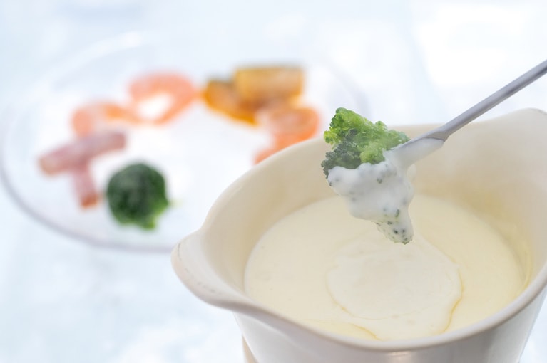 凍った野菜を熱々のチーズソースにつけて食べる「チーズフォンデュ」1,500円。