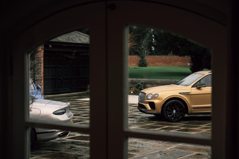 ザ・ミューズの窓辺から見えるベントレーのエレガントなSUVのベンテイガ。