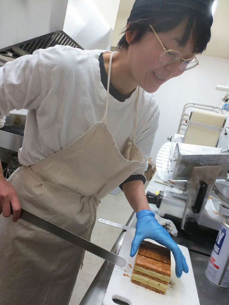 村西理沙さんはパリやアルザスで修業し、2017年「パティスリーウサギ」をオープン。