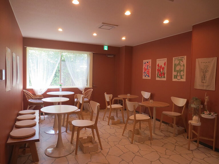 ガーデンをイメージした店内。外光が入って明るい。