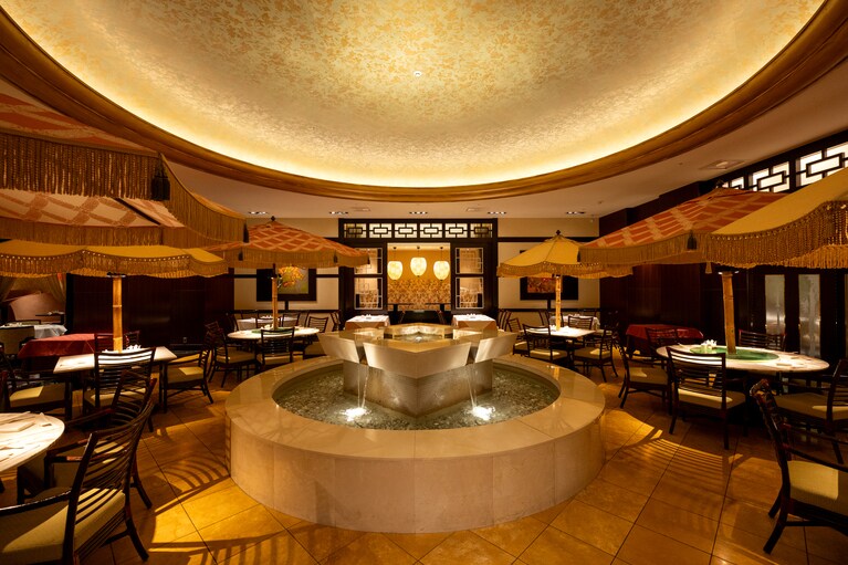 噴水を配した非日常の空間が広がる「南園」の店内。