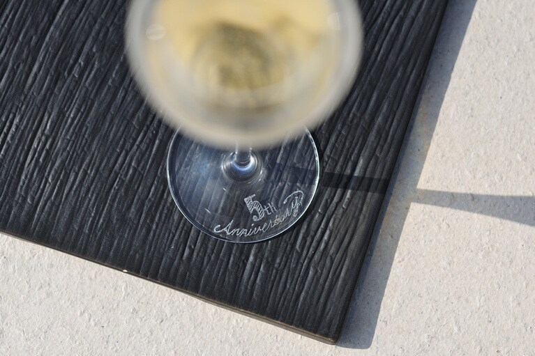 好きな文字を彫ったメッセージグラスを旅の素敵な思い出に。