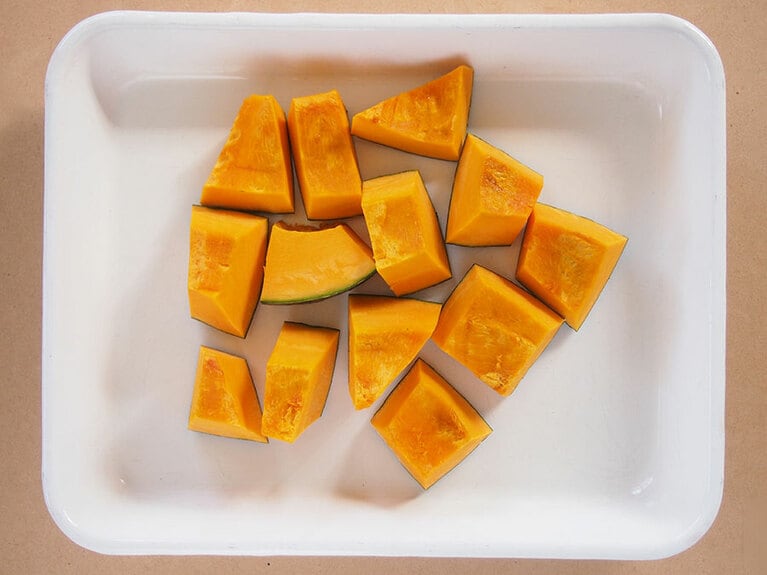 （1）かぼちゃは種を取り除き、一口大に切ります。