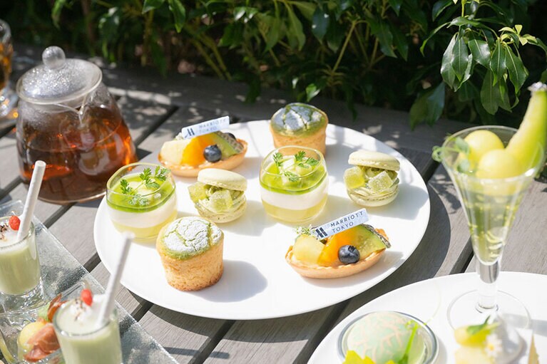 「JUICY Melon Afternoon Tea」スイーツメニューのイメージ。
