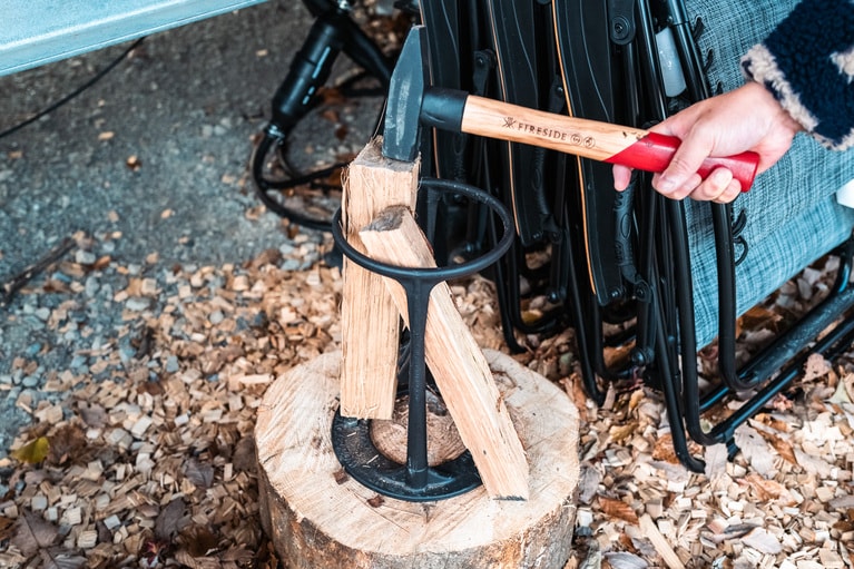 薪割りは慣れると一発で割ることができます。