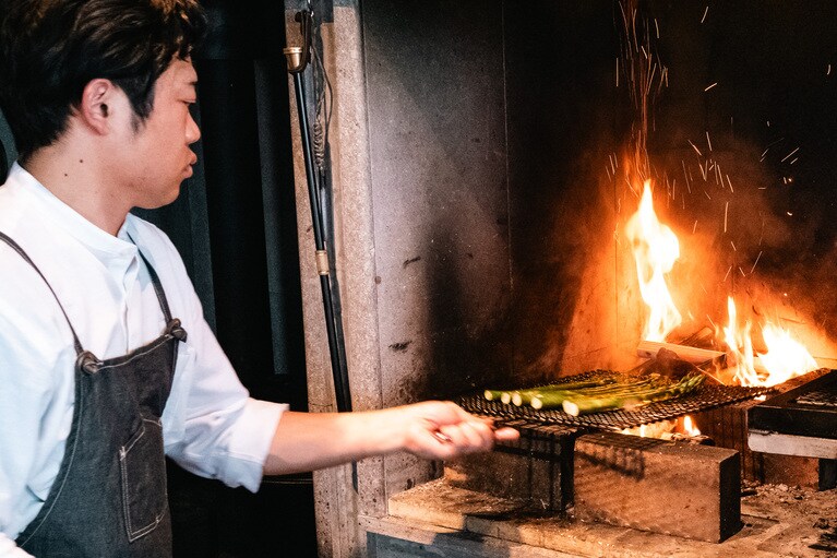 薪による直火で大胆に調理していく。（撮影：石川博也）