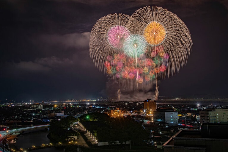 【山形県酒田市】酒田花火ショー（過去の大会）。酒田市提供