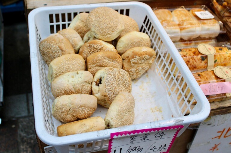 古き良き日本の商店街に漂うアジアの香り。この雑多さもおもしろい。