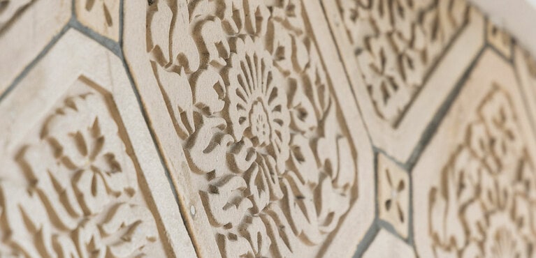 弥栄会館の外壁にあったテラコッタがホテル外壁に再利用されている。