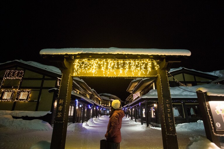 雪に包まれた町家建築が風情を醸す「ニセコビレッジ」のショッピング＆ダイニングエリア。