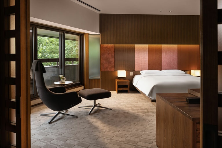 バルコニー付きの優雅な空間が素敵な「KYOTOスイート キング」。