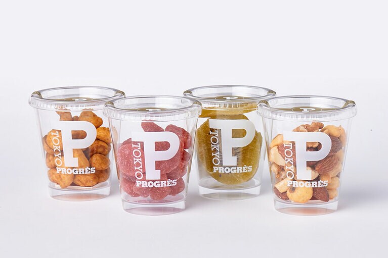 左から：「カレーカシューナッツ」50g、「いちご」、「キウイ」80g、「燻製ミックスナッツ」60g 各500円。