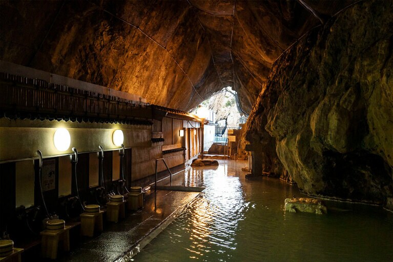 ホテル浦島［和歌山／南紀勝浦温泉］天然洞窟風呂 玄武洞。