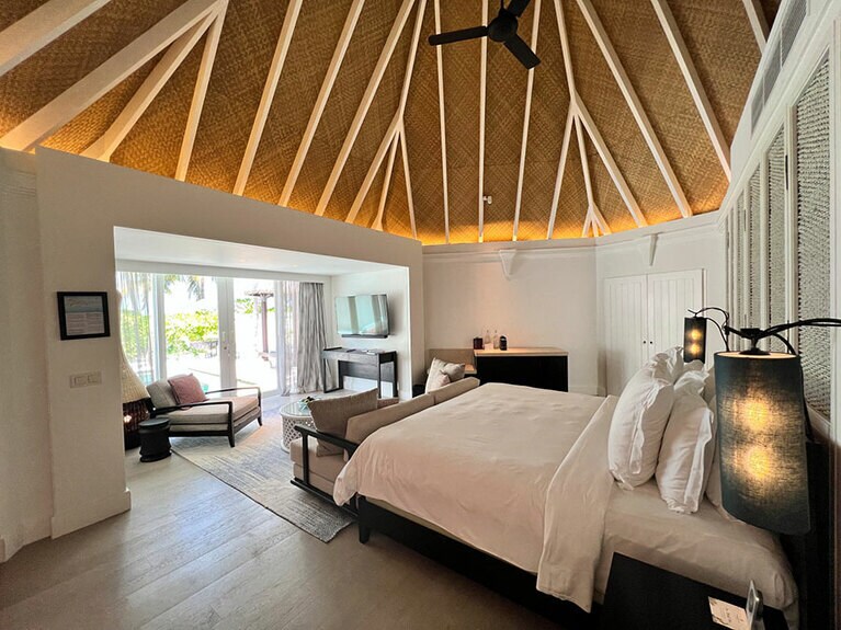 ビーチバンガローの屋内。白を基調としていて明るい雰囲気だ。