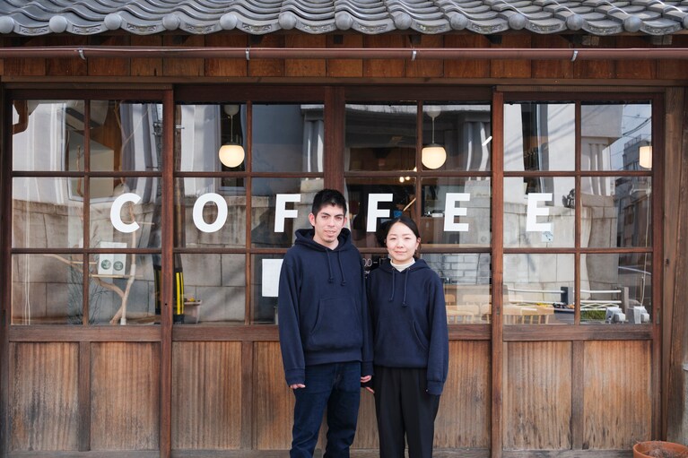 ホルヘ・エンリケ・ゴメス・ベナルカサルさんと波多野愛子さん。元ガラス店をセンスよくリノベーション。木の壁や家具の温もりが心地よい空間に。レトロな雰囲気が漂う入り口の引き戸は以前のまま使用。