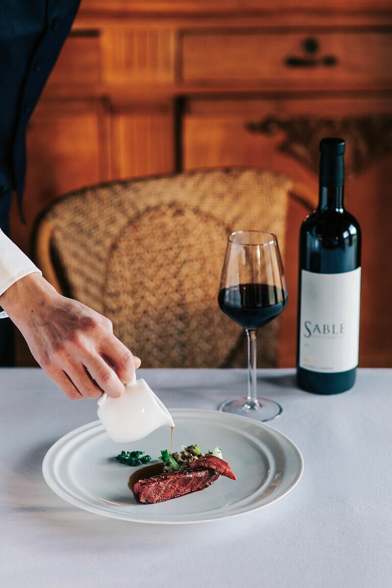 【Winerystay TRAVIGNE】葡萄の枝や葉と一緒に炭火焼きした真鴨。Photo: Masahiro Shimazaki