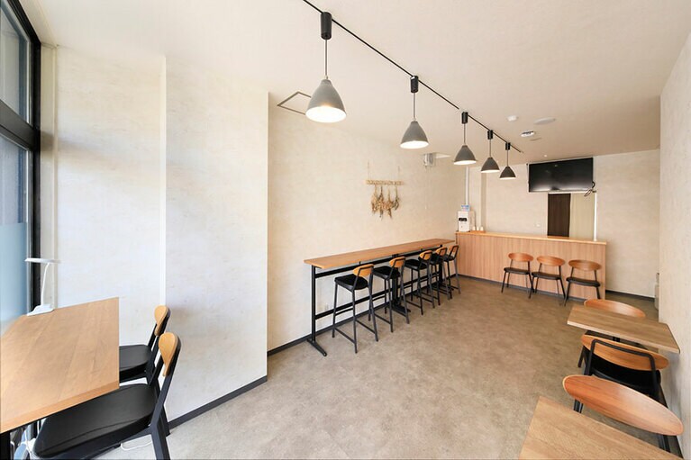 電子レンジや給湯ポット自動販売機、ウォーターサーバーを完備した「シェアラウンジ」。