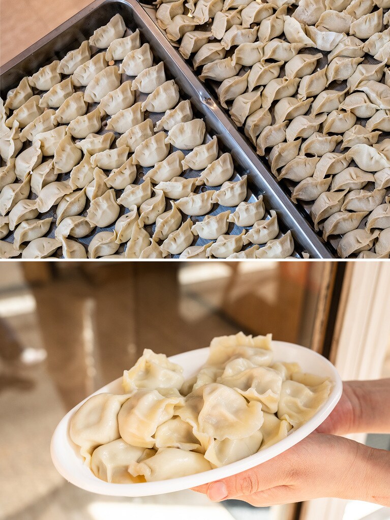 「豚肉と酸菜の水餃子」、「豚肉とセロリの水餃子」、「豚肉、椎茸、人参の水餃子」各550円。「プリプリエビ水餃子」、「鰆（サワラ）水餃子」各1,300円／1パック12個入り。（写真上）。
ゆでるとぷっくらふくらんで、付けダレ不要で味わえる（写真下）。