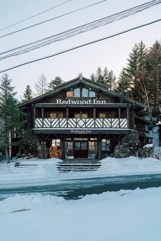 【SPA LODGE REDWOOD INN】欧米のリゾート地にあるロッジを思わせる建物のつくり。アメリカから直輸入したレッドウッドは梁など随所に。Photo: Yukihiro Shinohara