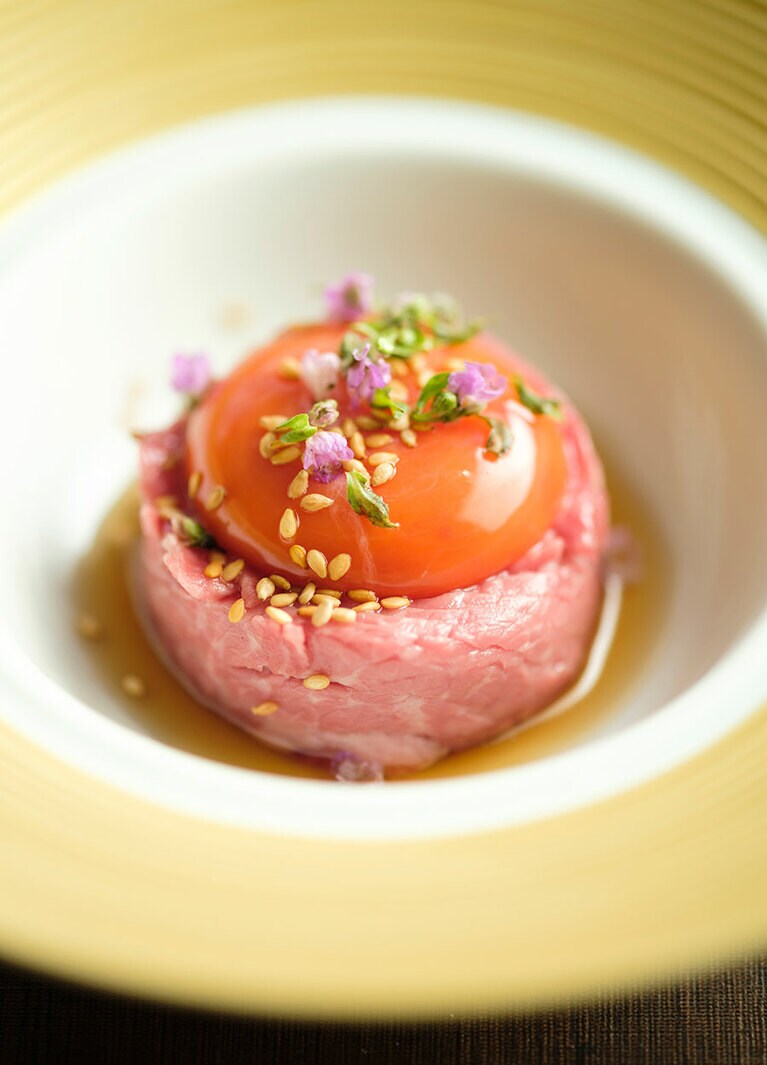 人気の“牛ゆっけ＂ 2,200円。ウチヒラを使用。たれとよく混ぜ合わせて。