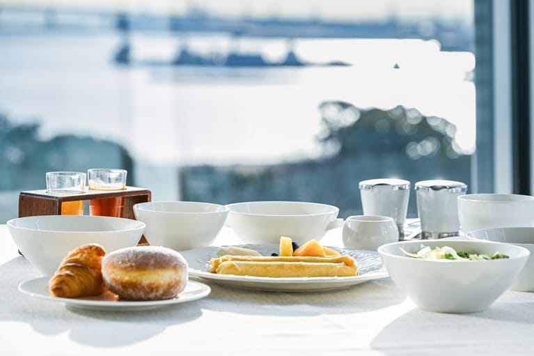 朝日を浴びながらの朝食タイム。