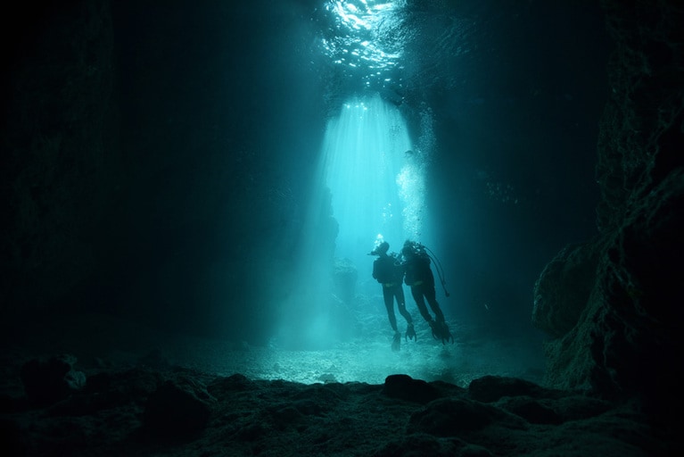 神秘的な光景に感動。一生の思い出になる〈青の洞窟〉プライベートツアー。