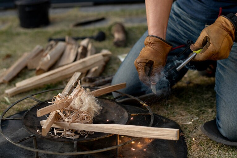 メタルマッチを使って着火する。