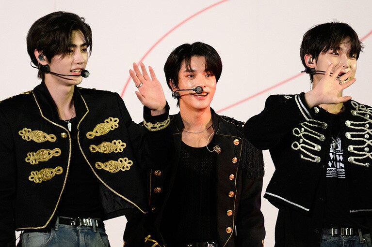 ファンとの別れを惜しむSUNGHOON、JAKE、SUNOO