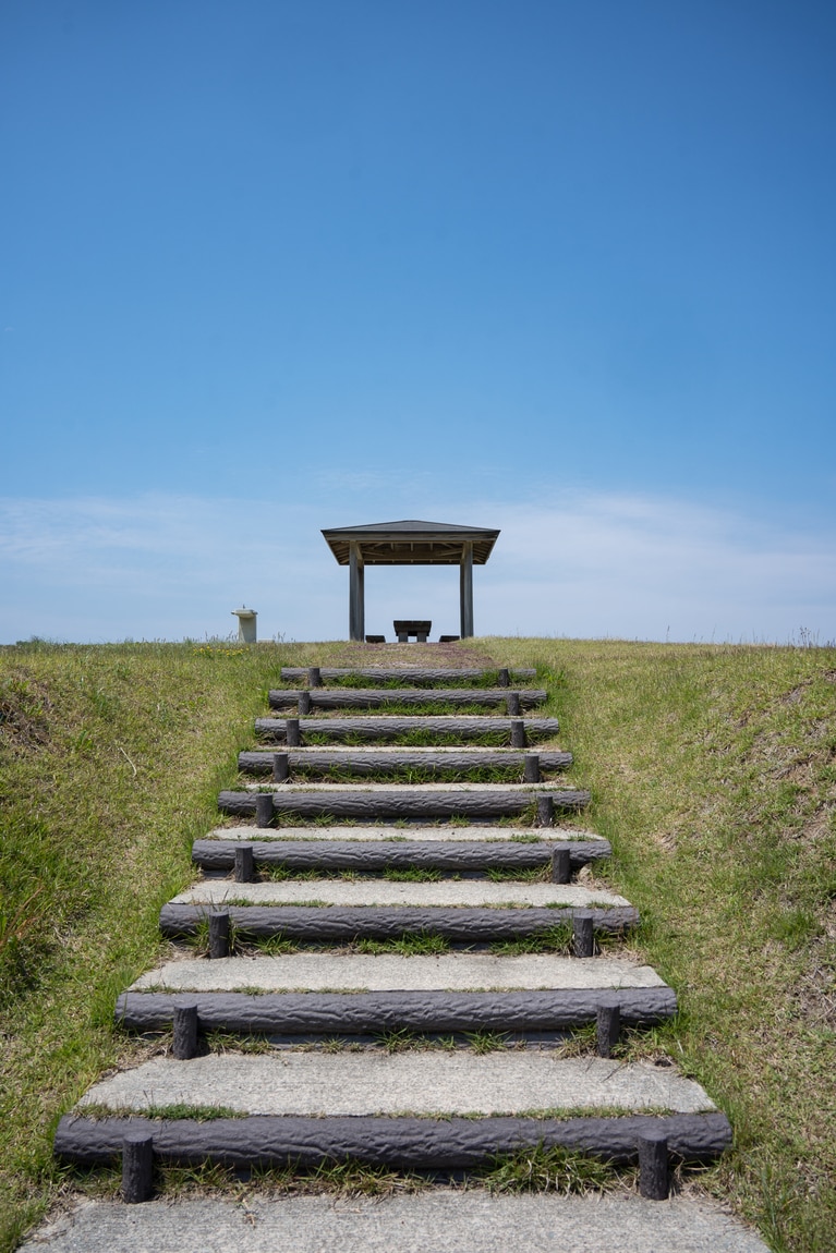 「初夏の佐渡島」　筧 悠里恵 「青空に続く階段」 江積のブランコ付近。