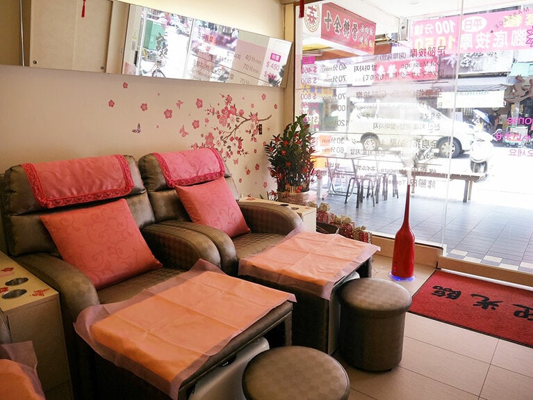 日中は自然光が差し込み気持ちのいい店内。マッサージチェアの上の鏡は風水上の理由で設置。