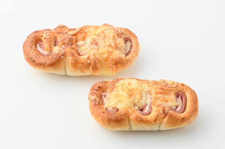 ちぎれるハムチーズ 各230円。