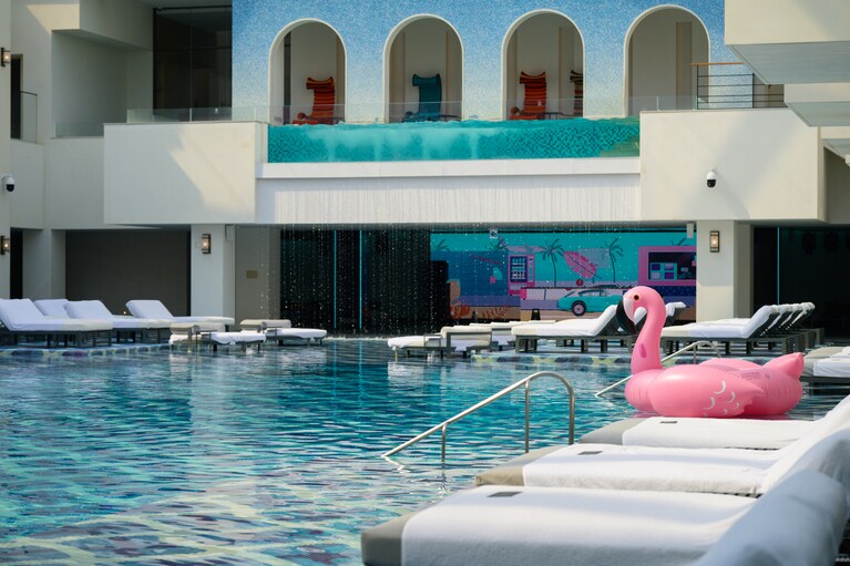 2階にはインフィニティジャグジーも。まるで建築美術のような空間で、ゆっくりジャグジーに浸かるひとときは極上！