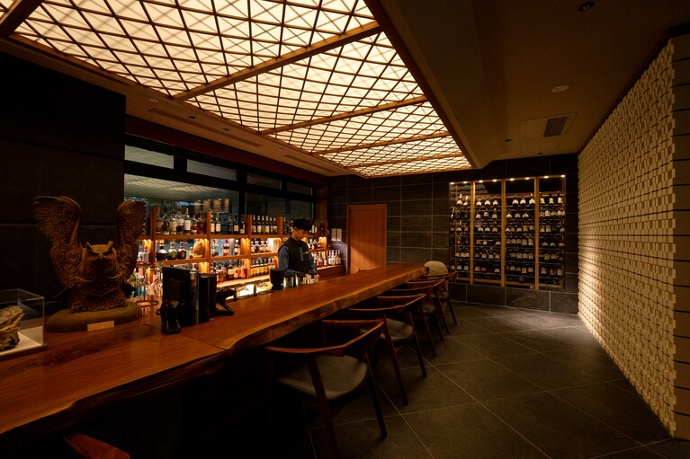 オリジナルカクテル、シャンパン、ウィスキーをインクルーシブで楽しめる「BAR青藍」（一部メニューは有料）。