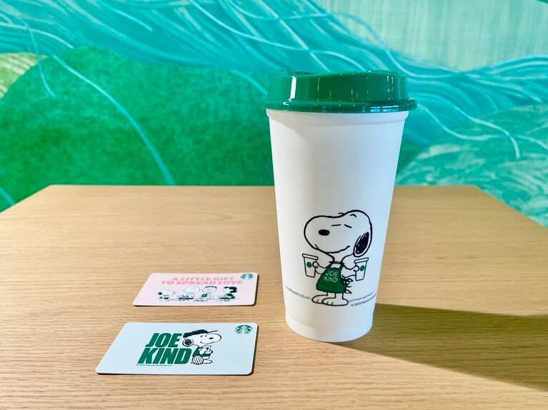 「JOE KIND SNOOPY」が描かれたリユーザブルカップやスターバックス カードは、店舗でのみで購入可能。