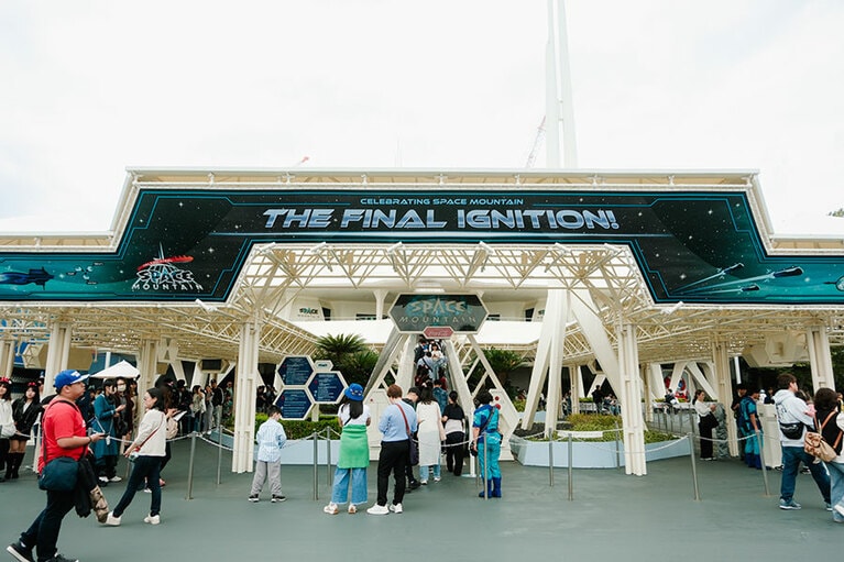 「FINAL」の文字が掲げられた「スペース・マウンテン」。