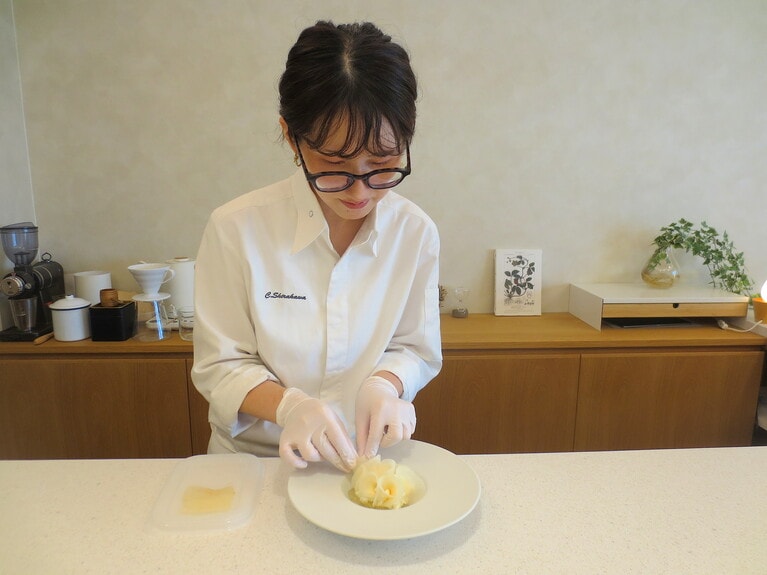chieさんが目の前でデザートを仕上げて。