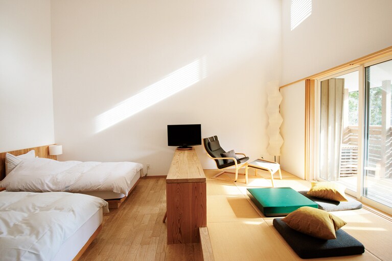 【ホテリ・アアルト】テラス付きのデラックスルーム「301」号室。 photo: Akemi Kurosaka