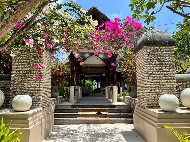 メインレストラン「カフェ・フラ」の入り口。門を抜けるとプールに面したレストランがある。