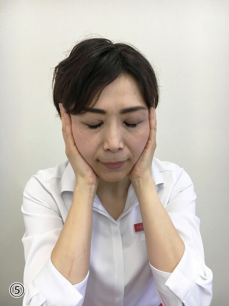 ⑤左右の手のひらに、左右のあごを乗せ、下あごを全体を包み込みます。