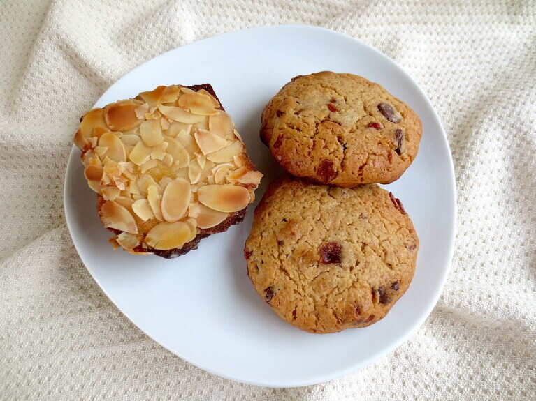 左「アーモンド・バナナ」300円、右「五味クッキー」1個300円。