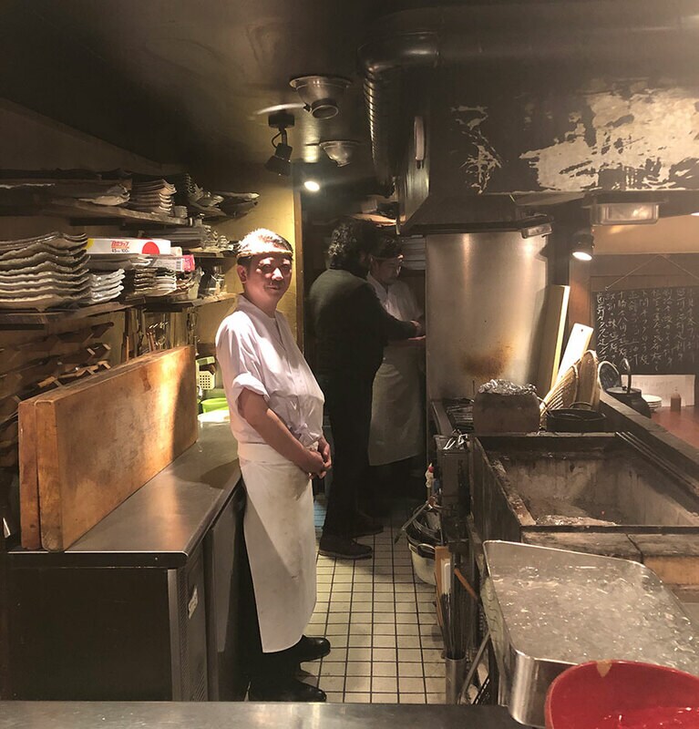 じゃがバターのおいしさに感動して、どうやって作っているのかを探求すべく、居酒屋の厨房に入っていくイサさん。©Jonny Lake