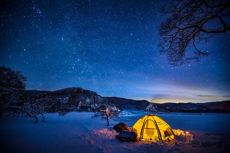 観たこともない絶景は冬にある。檜原西湖畔オートキャンプ場にて。